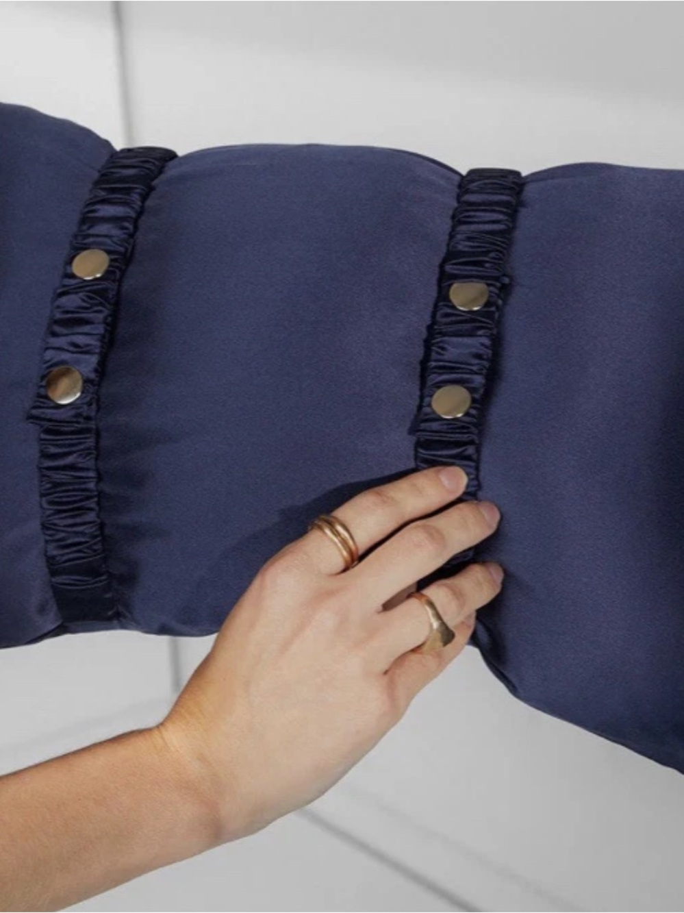 Lunya washable silk travel pillow - Picture 5 of 12